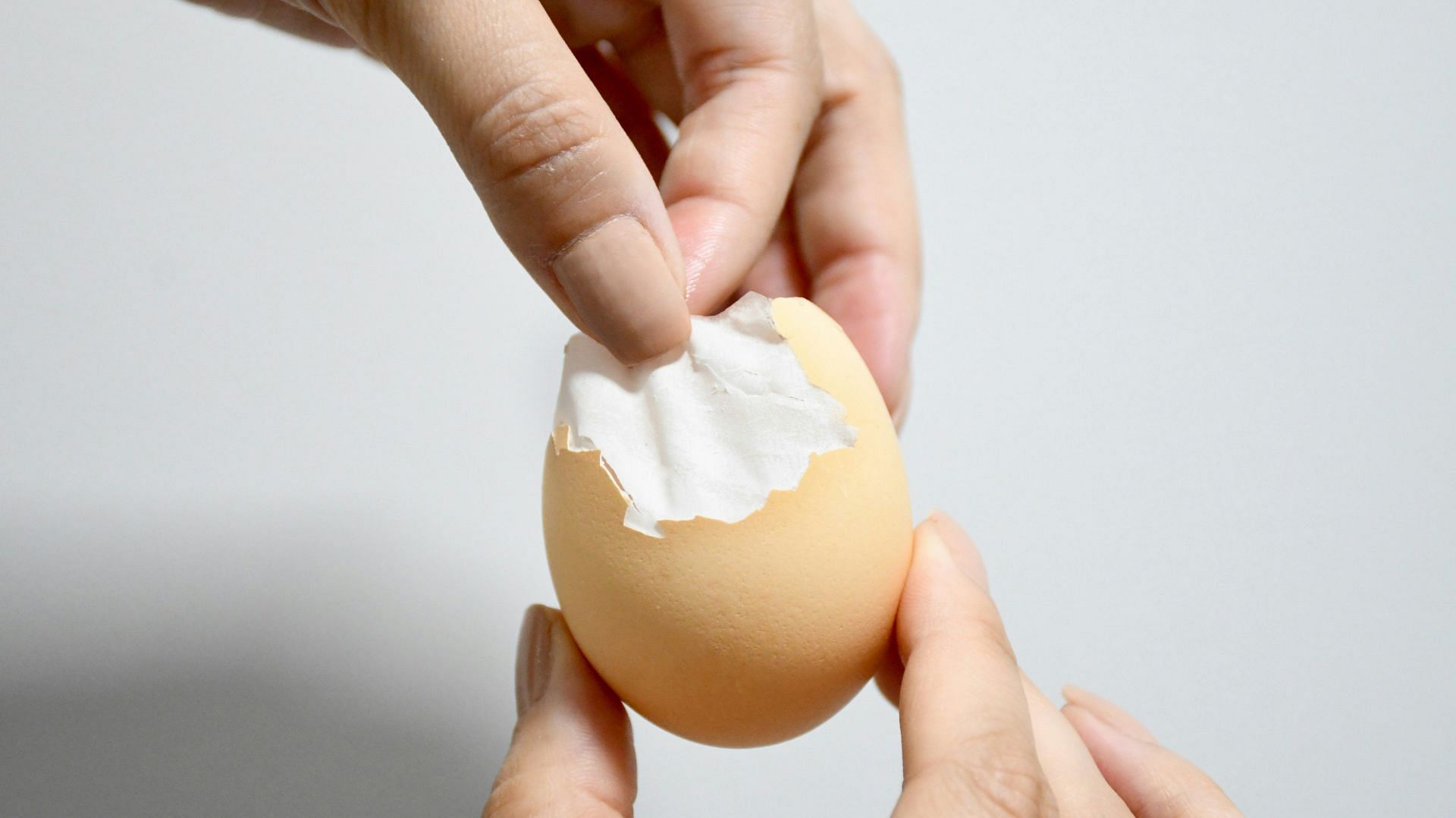Low-calorie high-protein snacks: Egg whites (Image by Gilson Golmes/Unsplash)